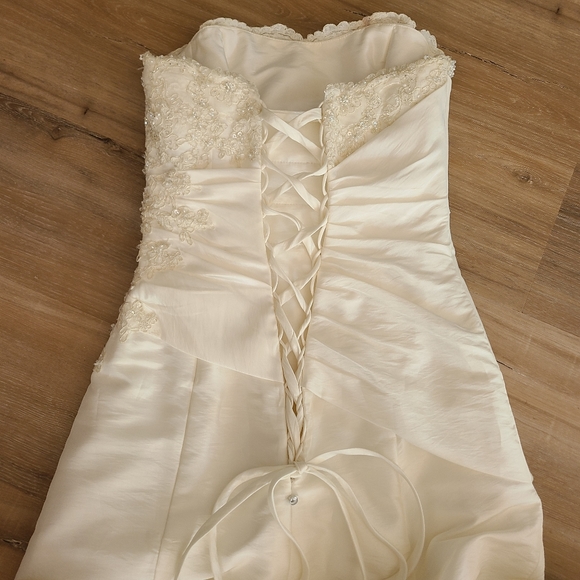 Maggie Sottero Ivory Wedding Dress J1152 size 6 - Picture 9 of 16